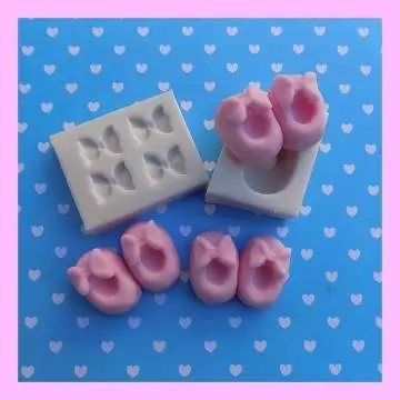 SAPATINHO DE BEBE E LAÇO